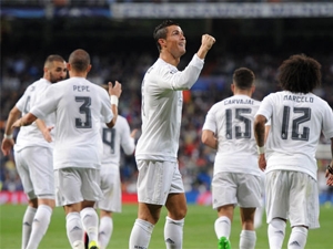 Oba kluby z Manchesteru na úvod Ligy mistrů neuspěly, Ronaldo vstřelil hattrick a Real porazil Šachtar 4:0