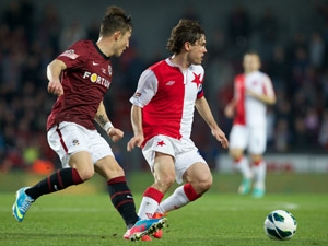 Slavia ovládla derby gólem Zmrhala, Sparta vede ligu už jen o skóre
