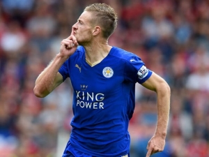 Nejlepší střelec anglické ligy Vardy pálí i se zlomeným zápěstím