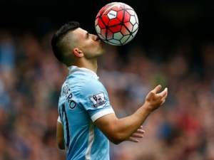 Fantastický Agüero pěti góly rozstřílel Newcastle, Chelsea na Stamford Bridge podlehla Southamptonu