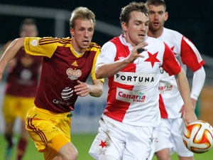 Malé pražské derby vítěze nemělo: Slavia hrála s Duklou 1:1. Sparta i Plzeň bodovaly naplno a zůstaly na čele