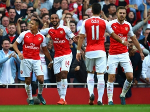 Sánchez s Özilem řídili kanonádu Arsenalu proti Manchesteru United