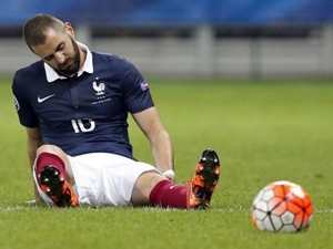 Benzema kvůli zranění nedohrál zápas s Arménií. V Realu jsou pořádně rozčílení