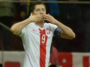 Lewandowski svým rekordním 13. gólem přihrál Polákům postup. Na EURO překvapivě balí kufry i outsider z Albánie