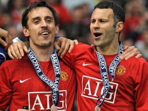 Gary Neville a Ryan Giggs nechají bydlet bezdomovce v paláci
