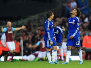 Chelsea dohrávající bez Matiče a Mourinha padla v londýnském derby s West Hamem, Arsenal vydřel výhru nad Evertonem
