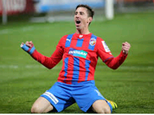 Plzeň se dotáhla na Spartu. Porazila ji i v deseti 2:1. Slavii se podařilo gólem v závěru zvítězit v Teplicích