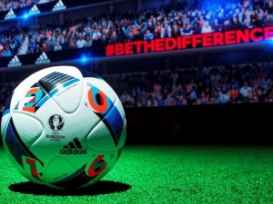 Míč pro Euro 2016 se jmenuje Krásná hra, představil ho Zidane
