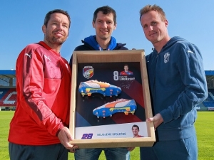 Fotbalisté dali do dražby na pomoc Čišovskému kopačky, Vrba svetr