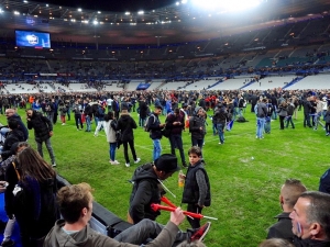 Němci strávili noc na stadionu, Paříž bude o víkendu bez sportu