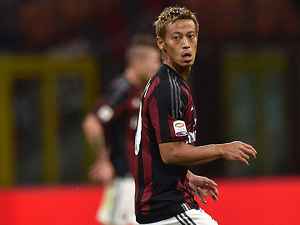 Záložník AC Milan Keisuke Honda je frustrovaný rolí náhradníka