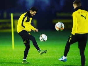 Hráči Dortmundu Nuri Sahin a Marco Reus se vrací k tréninku