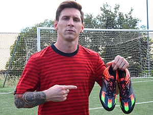 Firma Adidas tvrdí, že Messi stihne El Clásico