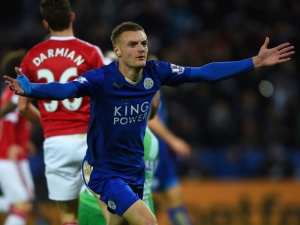 Jamie Vardy přispěl rekordním gólem k remíze s United, na Leicester se dotáhli Citizens
