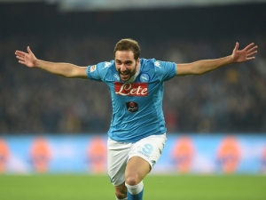 Higuaín poslal Neapol do čela, fialky podruhé v řadě remizovaly