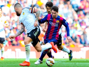 14. kolo Primera División: Valencia hostí vedoucí Barcelonu, Real v malém madridském derby Getafe
