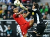 Bayern poprvé prohrál, Dortmund vyhrál drama ve Wolfsburgu