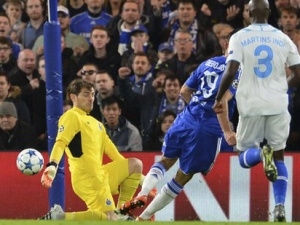 Chelsea si výhrou pojistila první místo ve skupině, Giroud dovedl Arsenal hattrickem do osmifinále