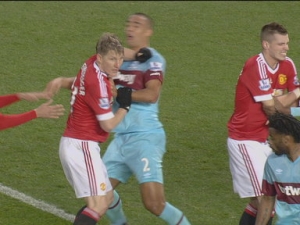 Bastian Schweinsteiger dostal třízápasový trest za úder loktem do krku Winstona Reida