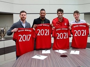 Müller, Boateng Alonso a Martínez podepsali v Bayernu nové smlouvy