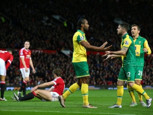 Manchester United doma nestačil na Norwich, Hiddink sledoval výhru Chelsea, Leicester si upevnil první místo