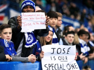 Podpora Mourinha na Stamford Bridge trvá. Costa a Fábregas byli fanoušky vypískáni