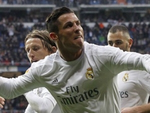 Real Madrid dvěma góly Ronalda porazil Real Sociedad 3:1, Barcelona přejela Betis