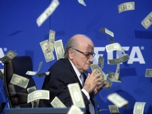 Potrestaný šéf FIFA Blatter stále pobírá předsednický plat