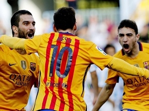 Barcelona dvou tváří zvítězila v Málaze 2:1 a vede tabulku španělské ligy