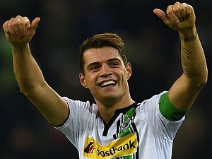Xhaku láká přestup do Premier League