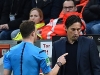 Domácí trenér Roger Schmidt odmítl vykázání na tribunu, zápas mezi Leverkusenem a Dortmundem musel být přerušen