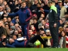Louis van Gaal bavil diváky: Upadl před rezervním rozhodčím, když demonstroval simulování