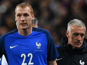 Mathieu je po operaci menisku. V Barceloně má po sezóně, se štěstím stihne EURO
