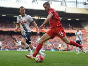 Tottenham ztratil body na Anfield Road, Arsenal rozdrtil Watford, Pedro dvěma góly přispěl k výhře Chelsea na Villa Parku