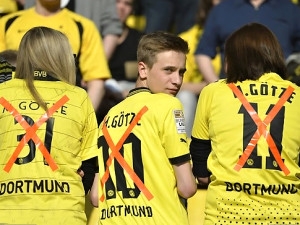 Fanoušci BVB Götzeho zpátky nechtějí. Rozvinuli protestní transparent