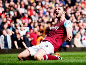 Andy Carroll hattrickem sfoukl naděje Arsenalu na zisk titulu, Swansea ukončila neporazitelnost Chelsea