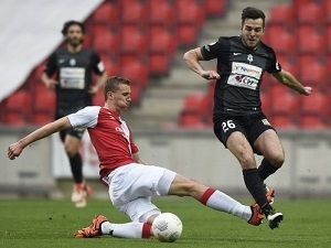 Slavia zaváhala doma s Jabloncem a vzdalují se jí evropské poháry, Plzeň natáhla šnůru výher a vede ligu již o 12 bodů