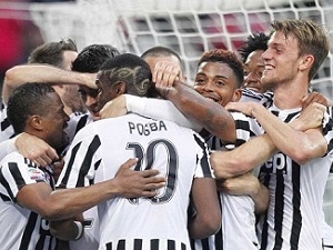 Juventus hostí Lazio Řím, Inter Milan jede vykřesat naději na Ligu mistrů do Janova