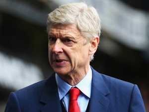 Arséne Wenger hodlá navzdory protestům fanoušků zůstat na lavičce Arsenalu