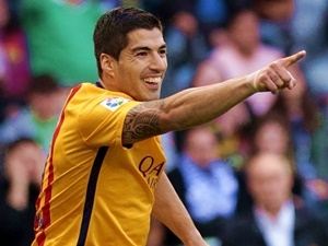 Barcelona se probrala z letargie exhibicí. Deportivo sejmula 8:0, Suárez dal polovinu gólů. Naplno bodovali i její pronásledovatelé