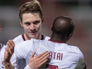 Sparta v závěru otočila zápas na Dukle a drží naději na titul