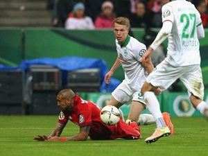Rozhodčí v Bundeslize uznal chybu: Vidal faulovaný nebyl, penalta se kopat neměla
