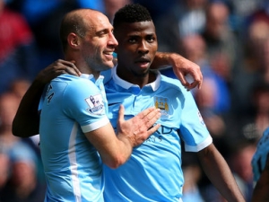 Kelechi Iheanacho dvěma brankami přispěl Citizens k vysoké výhře nad Stoke, Liverpool neudržel dvougólové vedení nad Newcastlem