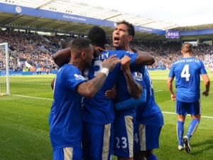 Leicester v cestě za titulem smetl Swansea, Arsenal žongluje s místem v TOP 4, se Sunderlandem jen remizoval