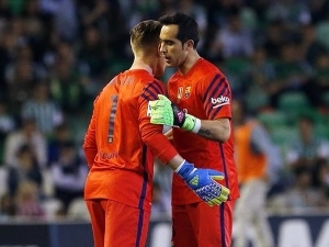Claudio Bravo se zranil a v derby proti Espanyolu bude chybět