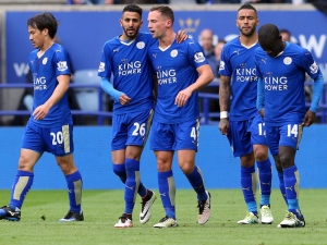 Manchester United odložil mistrovské oslavy Leicesteru, omlazený Liverpool podlehl Swansea, Mané hattrickem zničil Citizens