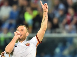 Totti znovu za hrdinu, Higuaín ale Vlky na druhou pozici nepustil