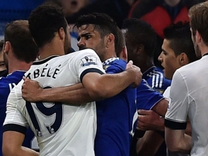 Včerejší ostrá řežba na Stamford Bridge – Pro Dembélého by měla skončit sezóna, zlobí se Carragher