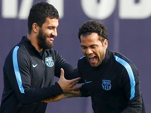 Barcelona by případným odchodům Daniho Alvese a Ardy Turana nebránila