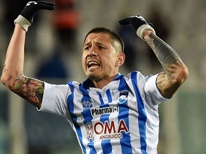 Útočník Pescary Gianluca Lapadula je v hledáčku Leicesteru City
